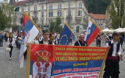 PROTESTNA ŠETNJA U VEZI DISKRIMINACIJE I ŠOVINIZMA UZ GOVOR PRED SLOVENSKIM JAVNIM FONDOM ZA KULTURNE DJELATNOSTI u Ljubljani 30.08.2014. (zasjenile barikade automobila)