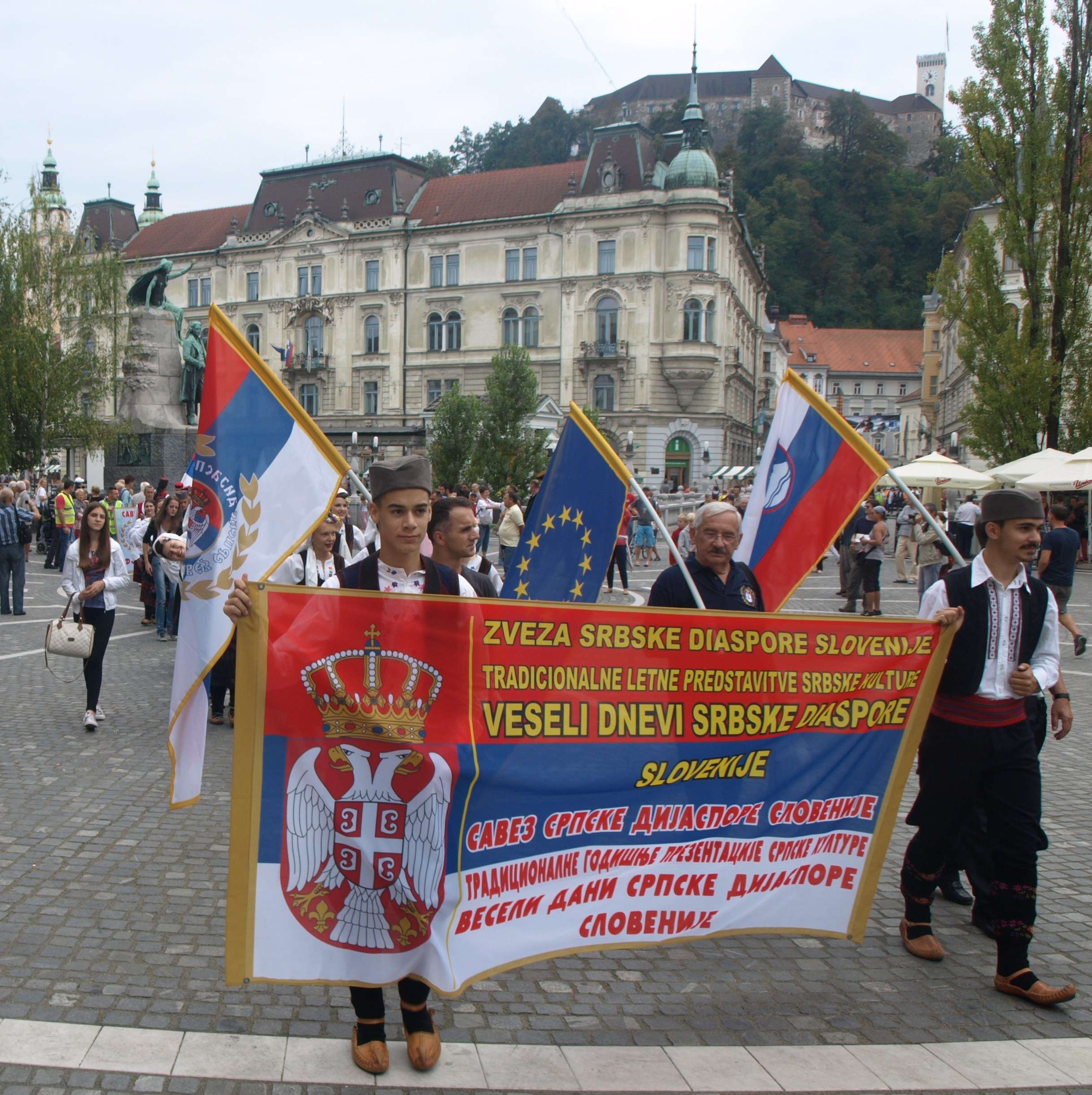PROTESTNA ŠETNJA U VEZI DISKRIMINACIJE I ŠOVINIZMA UZ GOVOR PRED SLOVENSKIM JAVNIM FONDOM ZA KULTURNE DJELATNOSTI u Ljubljani 30.08.2014. (zasjenile barikade automobila)